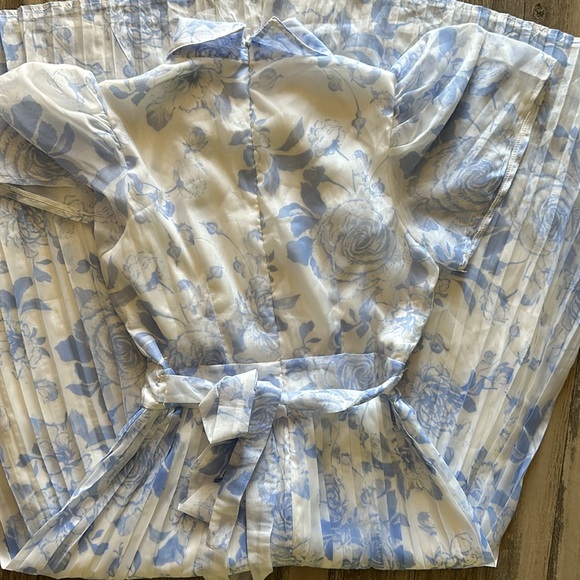 SOLD White and blue floral dress - Picture 8 of 10